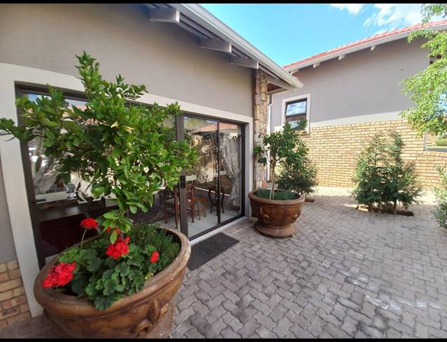 2 BEDROOM RETIREMENT UNIT FOR SALE IN JORDAAN PARK